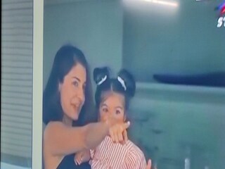 Anushka Sharma comes in balcony with lillte Vamika on her lap- Photo Courtesy- Twitter 