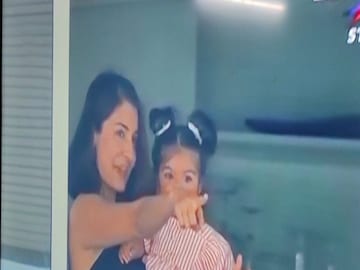 Anushka Sharma comes in balcony with lillte Vamika on her lap- Photo Courtesy- Twitter 