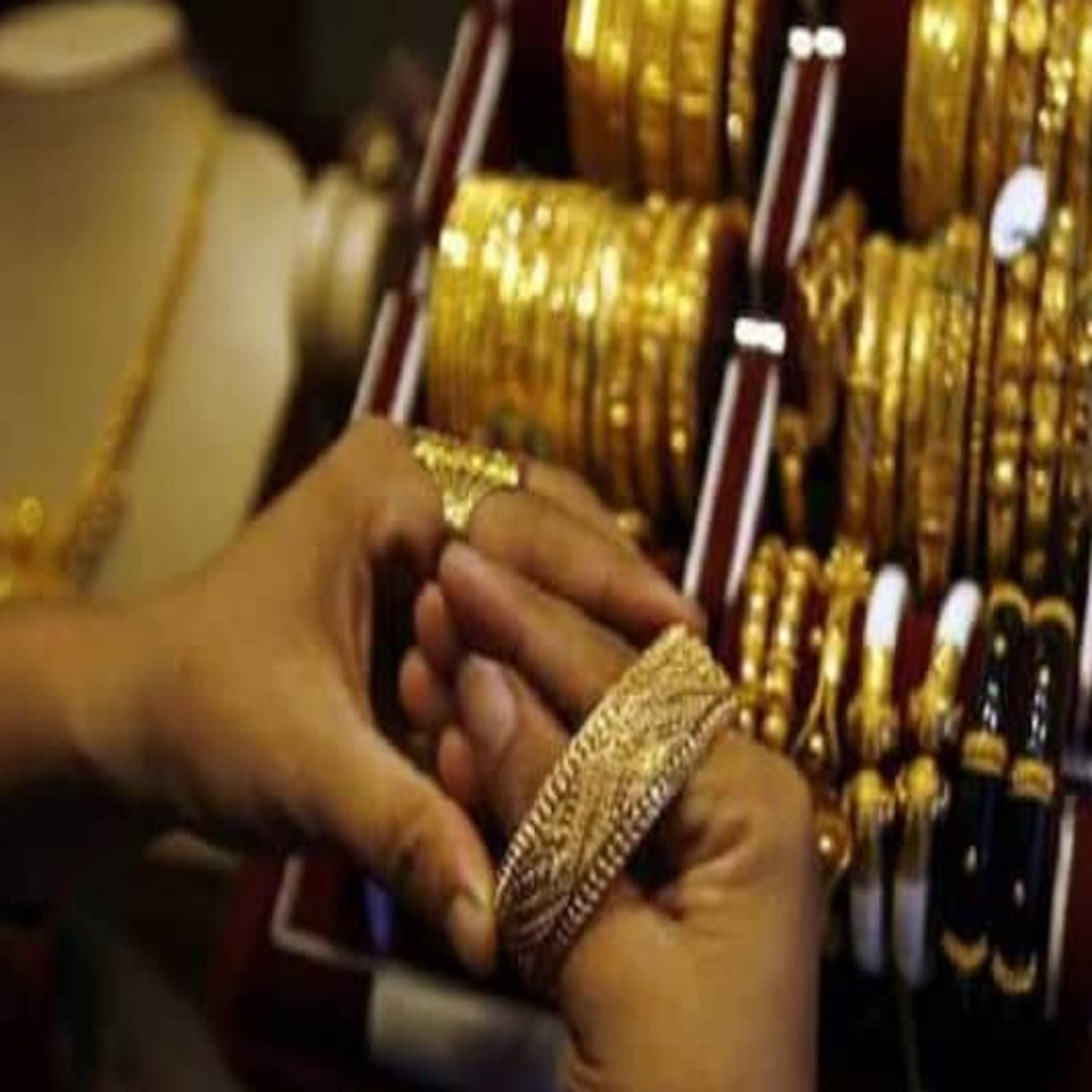 How do you know the price of gold sitting at home?  You can easily know the price of gold sitting at home  All you have to do is make a missed call to 8955664433  And a message will come to your phone where you will see the latest price of gold 7