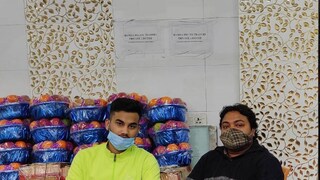 দোকানে বসে মহম্মদ নিজাম ওরফে গোপী (ডানদিকে) দোকানে বসে মহম্মদ নিজাম ওরফে গোপী (ডানদিকে)