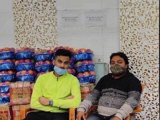 দোকানে বসে মহম্মদ নিজাম ওরফে গোপী (ডানদিকে)