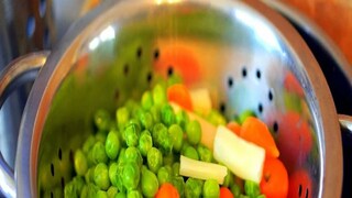 সবজি কিনলে রান্না করার আগে বেশ কিছুক্ষণ গরম জলে ভিজিয়ে রাখুন। সবজি কিনলে রান্না করার আগে বেশ কিছুক্ষণ গরম জলে ভিজিয়ে রাখুন।