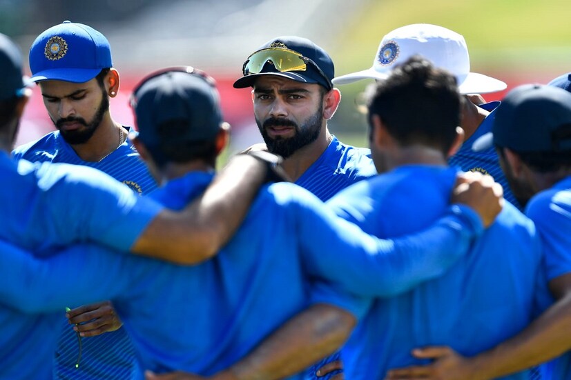 সাদা বলের ক্রিকেটে আগেই অধিনায়কত্ব ছেড়ে ছিলেন বিরাট কোহলি। তাও ব্যাটসম্যান বিরাট কোহলির দিকে নজর থাকবে সবার। টিম হার্ডেলে গুরুত্বপূর্ণ ভূমিকা পালন করতে দেখা গেল সিংহাসন হারিয়েও