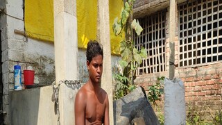 এ ভাবেই শিকলে বন্দি হয়ে দিন কাটছে কৃষ্ণেন্দু দোলুইয়ের৷ Photo-Anisuddin Mollah