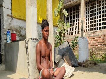 এ ভাবেই শিকলে বন্দি হয়ে দিন কাটছে কৃষ্ণেন্দু দোলুইয়ের৷ Photo-Anisuddin Mollah