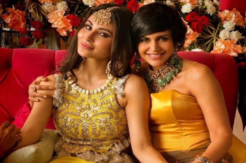 মৌনি রায়ের (Mouni Roy Wedding) দীর্ঘ সময়ের বয়ফ্রেন্ড শিল্পপতি সূরজ নাম্বিয়ারকে (Suraj Nambiar) আজই অর্থাৎ ২৭ জানুয়ারি ২০২২ (Mouni Roy Wedding on January 27, 2022) বিয়ে করতে চলেছেন ৷ এই মাজে প্রাক বিয়ের সমস্ত রীতিনীতি শুরু হয়ে গিয়েছে ৷ গোয়ায় অনুষ্টানে যোগ দিতে বন্ধুবান্ধব ও আত্মীয় স্বজন একে একে উপস্থিত হতে শুরু করেছেন ৷ ভারতীয় রীতিনীতি মেনেই মৌনি রায়ের বিয়ে (Mouni Roy Wedding) হচ্ছে যেখানে মেহেন্দি, সঙ্গীত শুরু হয়ে গিয়েছে ৷ সেই ছবিই একের পর প্রকাশ্যে আসতে শুরু করেছে ৷ সেই ছবিই বারেবারে সোশ্যাল মিডিয়ায় ভাইরাল হচ্ছে ৷ ছবি সৌজন্যে ইনস্টাগ্রাম ৷