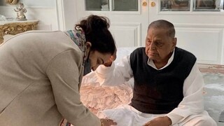 মুলায়ম সিং যাদব ও অপর্ণা যাদব, ছবি ট্যুইটার থেকে। মুলায়ম সিং যাদব ও অপর্ণা যাদব, ছবি ট্যুইটার থেকে।