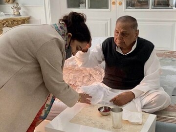 মুলায়ম সিং যাদব ও অপর্ণা যাদব, ছবি ট্যুইটার থেকে। 