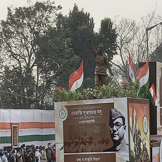 এই ট্যাবলোকে নিয়েই গত কয়েকদিন ধরে কেন্দ্র- রাজ্যের মধ্যে প্রবল টানাপোড়েন চলেছে৷ রাজ্য সরকারের তৈরি সেই জয়তু নেতাজি ট্যাবলোর দেখা মিলল রেড রোডের কুচকাওয়াজের অনুষ্ঠানে৷ 