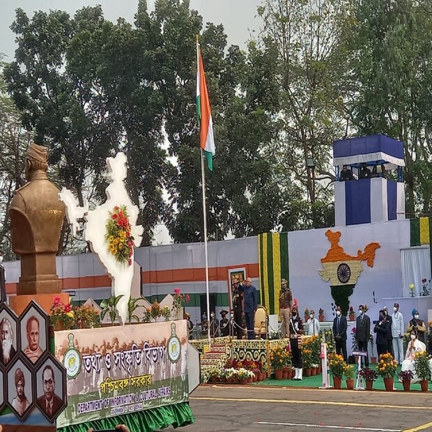 জয়তু নেতাজি নামে নেতাজির ১২৫ তম জন্মবার্ষিকীতে প্রদর্শিত এই সুবিশাল ট্যাবলো এ দিন রেড রোডের অনুষ্ঠানের মুখ্য আকর্ষণ হয়ে দাঁড়িয়েছিল৷ ৫২ ফুট লম্বা, ১১ ফুট চওড়া ও ১৬ ফুট উচ্চতার এই ট্যাবলোতে নেতাজি সুভাষচন্দ্র বসুর দু'টি মূর্তি ছিল৷ 