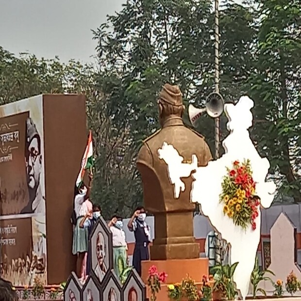 রাজ্য সরকার এই ট্যাবলোকে দিল্লিতে প্রজাতন্ত্র দিবসের অনুষ্ঠানে পাঠাতে চেয়েছিল৷ কিন্তু কেন্দ্রীয় সরকারের নির্ধারিত কমিটি এই ট্যাবলোকে বাতিল করে দেয়৷ কেন ট্যাবলো বাতিল করা হল, তা নিয়েই কেন্দ্রের সঙ্গে রাজ্যের মধ্যে বিরোধের পরিস্থিতি তৈরি হয়৷ 