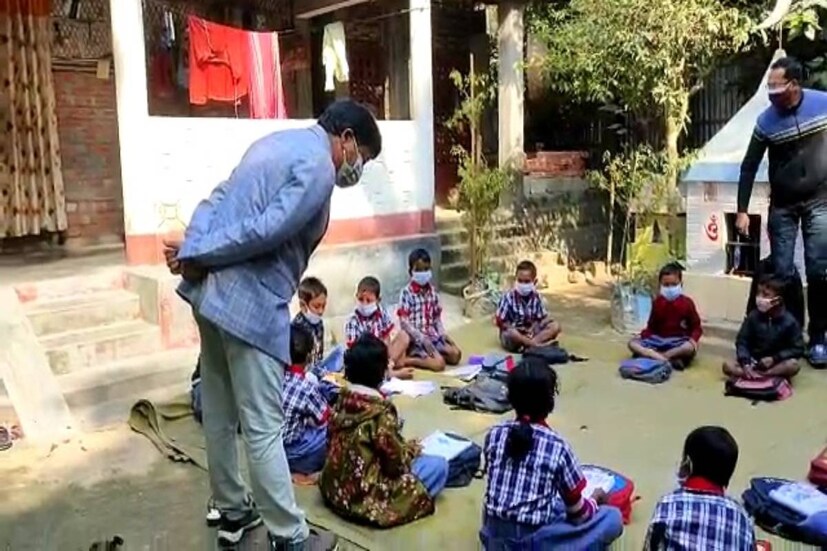 এদিন গ্রামের ২২ জন খুদে পড়ুয়াকে আনা হল এক ছাতার তলায়! ক্লাস নিলেন স্কুলেরই শিক্ষিকা। খড়িবাড়ির প্রত্যন্ত গ্রাম ওয়ারিশজোতে হল এই ক্লাস। গ্রামের ছাত্র, ছাত্রীদের কাছে অনলাইনে পড়াশোনা সম্ভব হয়নি। আর্থিক অনটনের জেরে স্মার্টফোন তাদের কাছে বিলাসিতা। আর তাই কার্যত পড়াশোনা থেকে দূরে সরে গিয়েছিল গ্রামের কচিকাঁচারা। 