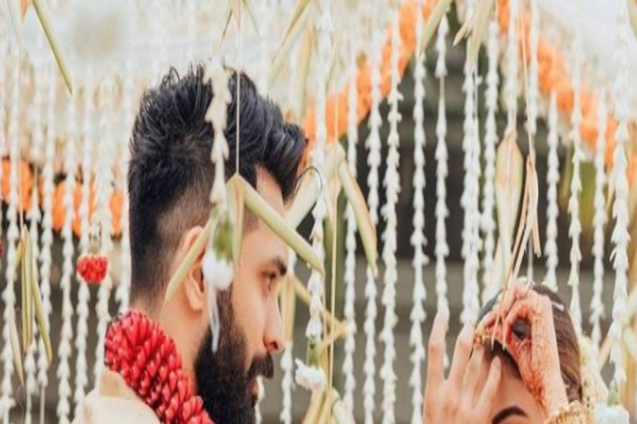 ‘অবশেষে আমি তাঁকে পেলাম’, নববধূ মৌনীর সলাজ উচ্ছ্বাস