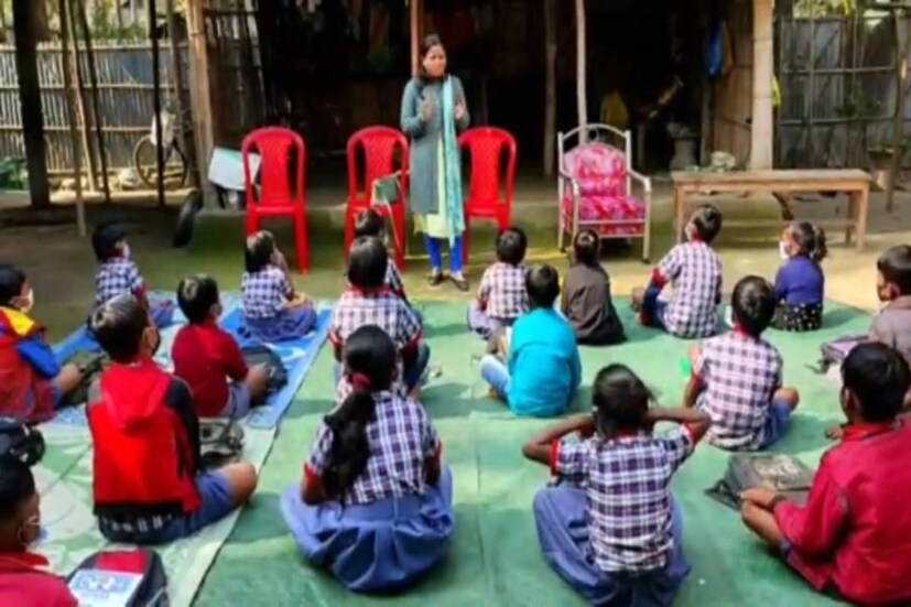 স্কুল কবে খুলবে, তা এখনও অনিশ্চয়তার দোলাচলে। ২ বছরের কাছাকাছি প্রাথমিক বিদ্যালয় বন্ধ। ক্লাস নাইন থেকে দ্বাদশ শ্রেণী অবধি মাঝে দিন কয়েক খোলা ছিল। কোভিডের তৃতীয় ঢেউয়ের মোকাবিলায় ফের বন্ধ করা হয় স্কুলের দরজা। সর্বত্র স্কুল খোলার দাবি জোরালো হয়েছে। শুরু হয়েছে আন্দোলন। কিন্তু সরকার এখনও সবুজ সংকেত দেয়নি। 