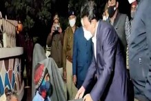 গভীর রাতে নিরাশ্রয় পথবাসীদের কম্বল দিলেন জেলাশাসক গভীর রাতে নিরাশ্রয় পথবাসীদের কম্বল দিলেন জেলাশাসক