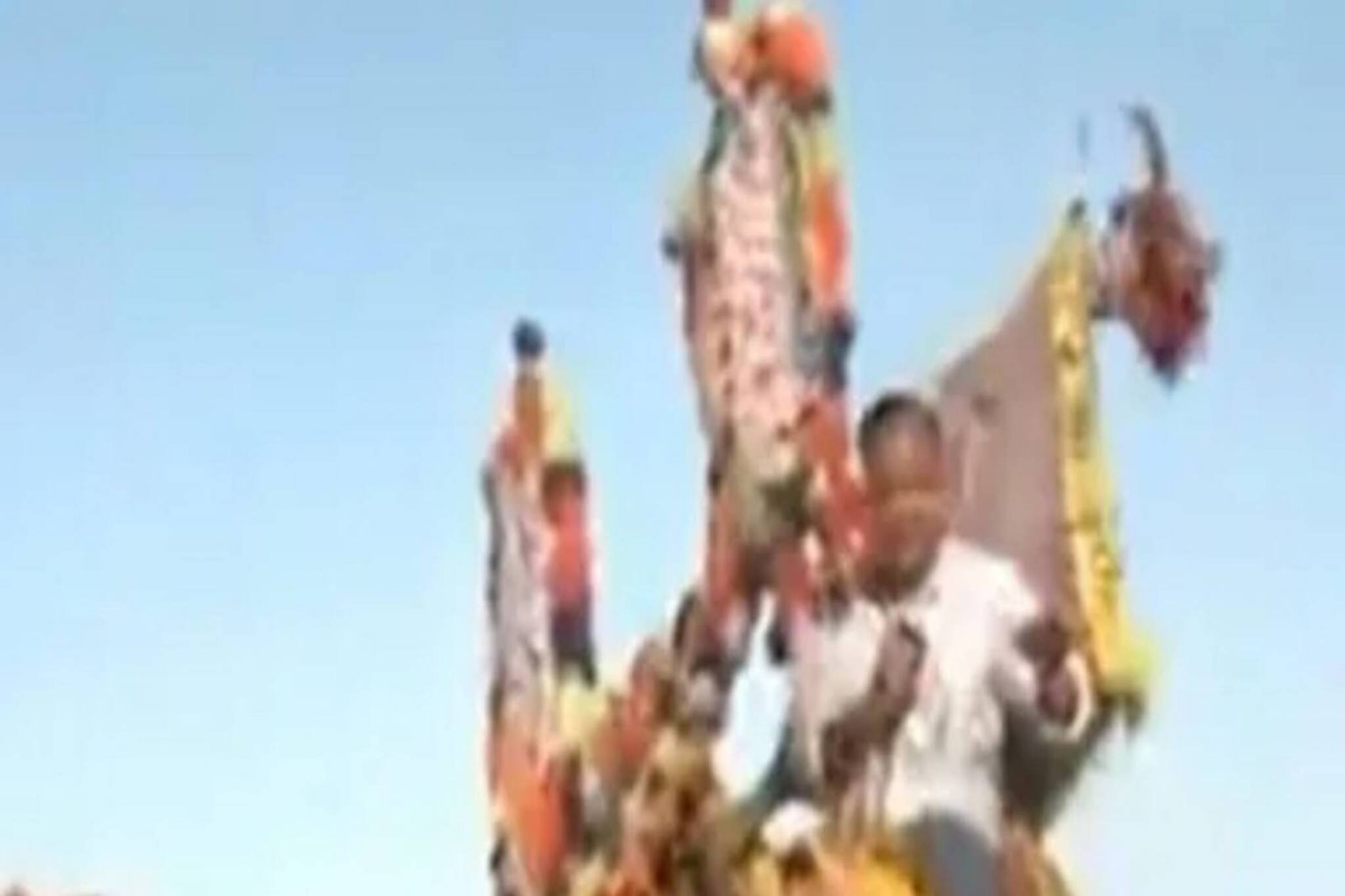 বাহারি উটের পিঠে সওয়ার হয়ে বালির ঝড়ের পূর্বাভাস, ঝড়ের গতিতেই ভাইরাল সাংবাদিক