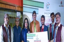 দেব আনন্দের জন্মশতবার্ষিকীতে বিশেষ ক্যালেন্ডার প্রকাশিত হল এক দল গাইডের হাতে