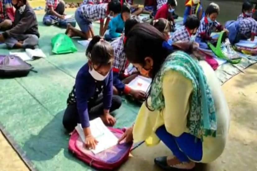 স্কুল খোলার পরিবর্তে পাড়ায় পাড়ায় শিক্ষালয় চালুর পক্ষে রায় দিয়েছে রাজ্য। সম্প্রতি রাজ্যের শিক্ষামন্ত্রীও সরকারি সিদ্ধান্ত ঘোষণা করেছেন। এদিকে সরস্বতী পুজোর পর আগামী ৭ ফেব্রুয়ারি থেকে রাজ্যজুড়ে চালু হচ্ছে পাড়ায় পাড়ায় শিক্ষালয়! তারই মহড়া শনিবার হল শিলিগুড়ির খড়িবাড়িতে। 