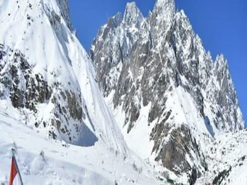 republic day 2022: temperature 0 to  minus 45 degree celsius itbp hoisted national flag everywhere