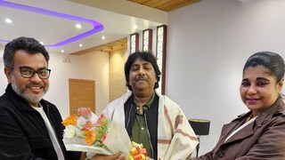 রশিদ খানের বাড়িতে রুদ্রনীল ঘোষ ও ভারতী ঘোষ। 