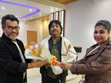 রশিদ খানের বাড়িতে রুদ্রনীল ঘোষ ও ভারতী ঘোষ। 