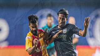 বল দখলের লড়াইয়ে মুম্বইয়ের ফুটবলারের বিরুদ্ধে ইস্টবেঙ্গলের রফিক