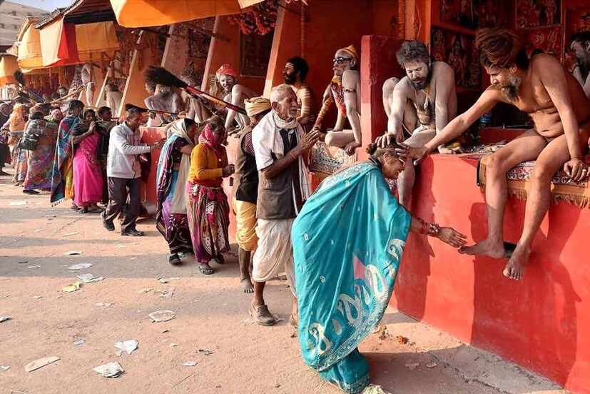 মেলা প্রাঙ্গণে গিয়ে লক্ষ করা গেল ওখানে সাধু অর্থে যারা রয়েছেন তাঁদের মধ্যে বিভিন্ন ভাগ রয়েছে। কেউ আছেন একেবারে গৃহহীন সন্ন্যাসী আবার এই রকম প্রচুর গেরুয়া বসনধারী সাধু রয়েছেন যারা গার্হস্থ্য জীবন এবং এই মেলা থেকে ফিরে গিয়ে সাধারণ এলাকাতে বসবাস করেন।এদের মধ্যেই করোনা সংক্রমনের সম্ভাবনা বেশি।
