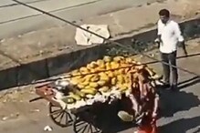 গাড়িতে কেন ধাক্কা?রাগে গরীব ফল বিক্রেতার দোকানের ফল রাস্তায় ছুড়ে ফেললেন মহিলা গাড়িতে কেন ধাক্কা?রাগে গরীব ফল বিক্রেতার দোকানের ফল রাস্তায় ছুড়ে ফেললেন মহিলা