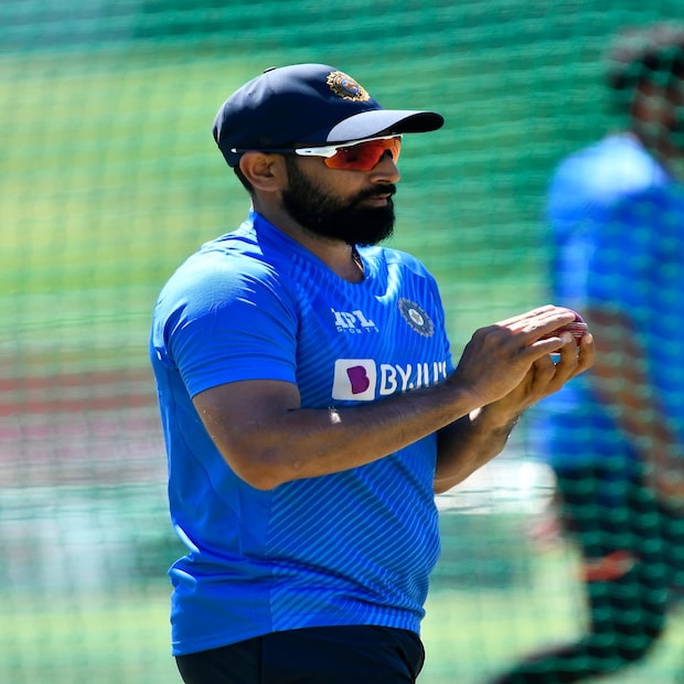 দক্ষিণ আফ্রিকার বিরুদ্ধে সিরিজে বল হাতে বেশ ধারাবাহিক মহম্মদ শামি। একবার পাঁচ উইকেট নিয়েছেন। গতি এবং সুইং দিয়ে বিব্রত করছেন প্রোটিয়া ব্যাটসম্যানদের। শেষ টেস্টেও বল হাতে জ্বলে উঠতে চাইবেন বাংলার পেসার