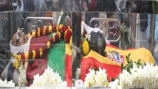 দুই প্রধানের পতাকা গায়ে
শেষযাত্রায় সুভাষ ভৌমিক দুই প্রধানের পতাকা গায়ে
শেষযাত্রায় সুভাষ ভৌমিক