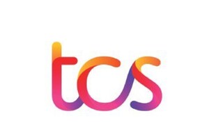 সে না হয় হল! কিন্তু ভারতীয় আইটি সংস্থাগুলোর বক্তব্য ঠিক কী?

টিসিএস
টাটা কনসালটেন্সি সার্ভিসেস (Tata Consultancy Services), সংক্ষেপে টিসিএস (TCS) জোর দিচ্ছে 3E নীতির উপরে, এর মোদ্দা কথা হল Embrace, Enable এবং Empower। Embrace বলতে সংস্থা বাড়িতে বসে কাজে ব্যক্তিগত জীবন বলে যে কিছু থাকছে না, সেই দিকে খেয়াল রাখতে বলছে। এবার কর্মী না হয় তাঁর জীবনে ভারসাম্য রেখে বাড়িতে বসে কাজের সংস্কৃতি Embrace করলেন, কিন্তু এখানেই ব্যাপারটা শেষ হল না, সংস্থা কি সেই সুযোগ দেওয়ার জন্য Enable? এটাও খতিয়ে দেখতে চাইছে তারা। এই জায়গা থেকেই এবার আসছে Empower-এর প্রসঙ্গ; সংস্থা বলছে অন্তত ৫ শতাংশ কর্মীকে তারা বরাবরের জন্য বাড়িতে বসে কাজের সুযোগ দেওয়ার পরিসর তৈরি করছে। 