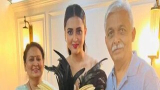 চ্যাম্পিয়ন হওয়ার পর বাবা মায়ের সঙ্গে তেজস্বী প্রকাশ৷ 