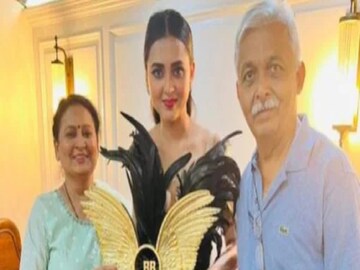 চ্যাম্পিয়ন হওয়ার পর বাবা মায়ের সঙ্গে তেজস্বী প্রকাশ৷ 
