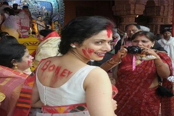 খোলা পিঠে লেখা বনি কাপুরের নাম! দুর্গা পুজোয় সিঁদুর খেলায় মেতে শ্রীদেবী !
