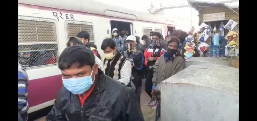 তবে সন্ধে সাতটায় লোকাল ট্রেন বন্ধ নিয়ে ক্ষোভ রেলযাত্রীদের। শপিংমল সিনেমাহল রাত্রি 10 টা পর্যন্ত খোলা থাকলেও কি করে তারা বাড়ি ফিরবেন তা নিয়ে দুশ্চিন্তায় পড়েছেন শপিংমলের কর্মীরা। অভিযোগ, সরকারি কর্মীদের সন্ধে সাতটায় ছুটি হওয়ার পর তারা কিভাবে বাড়ি ফিরবেন। সরকারি এই সিদ্ধান্তের ফলে খেটে খাওয়া সাধারণ মানুষ থেকে আরম্ভ করে মধ্যবিত্তরা ব্যাপক সমস্যার মধ্যে পড়বে বলে জানিয়েছেন রেলযাত্রীদের একাংশ। 