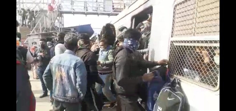 গতকাল নবান্ন থেকে জারি কড়া সরকারি নির্দেশ একপ্রকার উধাও ছিল বারাসাত স্টেশনের হাসনাবাদ শিয়ালদা বা বনগাঁ শিয়ালদা সমস্ত ট্রেনগুলিতেই। বাদুড়ঝোলা ভিড় চোখে পড়েছে সর্বত্র। বেশিরভাগ মানুষেরই সঙ্গে মাস্ক আছে, কিন্তু কারও গলায় তো কারও মাক্স থুতনিতে। ৫০ শতাংশ যাত্রী নিয়ে ট্রেন চলাচল করানোর কথা থাকলেও সমস্ত ট্রেনে উপচে পড়া ভিড় চোখে পড়েছে এদিন সকালে।