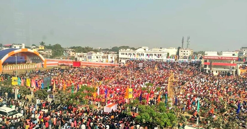 তিনি একইসঙ্গে বলেন, &quot;সবার বিকাশ নিয়েই এগোনো হবে। কিছু রাজ্য পিছিয়ে আছে। কেউ বিকাশের জন্যে সুবিধা পায় না, অপেক্ষা করে থাকতে হয়। যা রাষ্ট্রের জন্যে ভাল নয়। সবাইকে এদিন বাংলায় নমস্কার জানান মোদি। বাংলা ভাষাতেই জানান, &quot;২০২২ সালের অনেক অনেক শুভেচ্ছা।&quot;