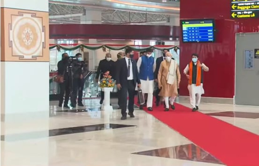 এদিন টার্মিনাল ভবনের উদ্বোধনের আগে, প্রধানমন্ত্রী মোদি সমগ্র ইন্টিগ্রেটেড টার্মিনাল বিল্ডিং পরিদর্শন করেন। অনুষ্ঠানে উপস্থিত ছিলেন কেন্দ্রীয় অসামরিক বিমান পরিবহন মন্ত্রী জ্যোতিরাদিত্য সিন্ধিয়া এবং ত্রিপুরার মুখ্যমন্ত্রী বিপ্লব কুমার দেব। প্রায় ৪৫০ কোটি টাকা ব্যয়ে নির্মিত মহারাজা বীর বিক্রম বিমানবন্দর টার্মিনালটি ৩০,০০০ বর্গমিটার জুড়ে বিস্তৃত।