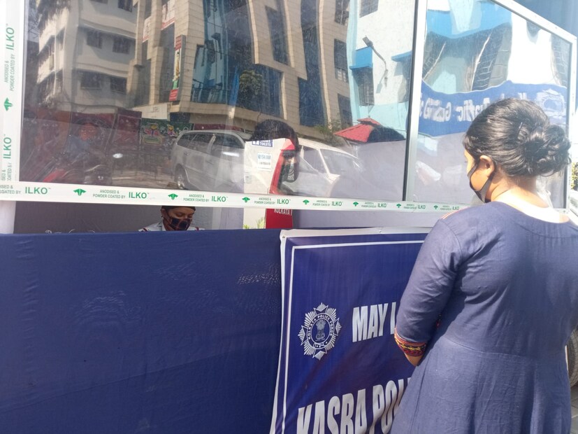 সেই কারণে মোবাইলের হোয়াটস্যাপ নম্বর ও অস্থায়ী ক্যাম্পের মাধ্যমে অভিযোগ জানানোর জন্য অভিযোগকারীদের কাছে অনুরোধ করা হচ্ছে। প্রতি থানাকেই নতুন হোয়াটস্যাপ নম্বর দেওয়া হয়েছে যার মাধ্যমে অভিযোগকারীরা থানায় সশরীরে না গিয়ে অভিযোগ জানাতেপারেন। করোনাকে প্রতিহত করার জন্য এবার লালবাজারের তরফেও থানার অফিসার কর্মীদের জন্য এই বিশেষ ব্যবস্থা নেওয়া হয়েছে।