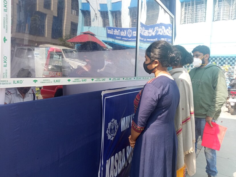 এছাড়াও শহরের বিভিন্ন থানার বাইরে যেখানে জায়গা আছে এরকম অস্থায়ী ক্যাম্প করা হয়েছে। এছাড়াও থানার বাইরে হোয়াটস্যাপ নম্বরের ব্যানার ঝোলানো রয়েছে। বউবাজার, হেয়ারস্ট্রিট, কসবা, শেক্সপিয়ার সরণি, ভবানীপুর সহ কলকাতা পুলিশের মোট ৮২টি থানায় ব্যানার  ঝোলানো হয়েছে এই হোয়াটস্যাপ নম্বরের। এক লালবাজারের শীর্ষ কর্তা জানিয়েছেন, &quot;থানায় যেভাবে করোনা আক্রান্ত  হচ্ছেন পুলিশ কর্মীরা, তাতে বিকল্প পদ্ধতি অবলম্বন করতেই হতো। 