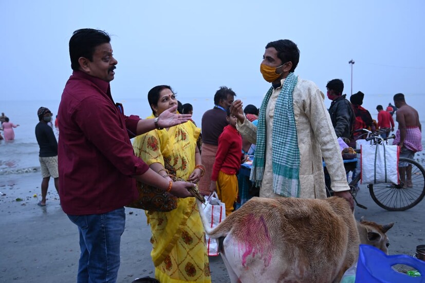 সকাল থেকেই সৈকতে ধরা পড়ল মানুষের ঢল। করোনা বিধির তোয়াক্কা না করেই কাতারে কাতারে মানুষের দেখা মিলল গঙ্গাসাগরে। 