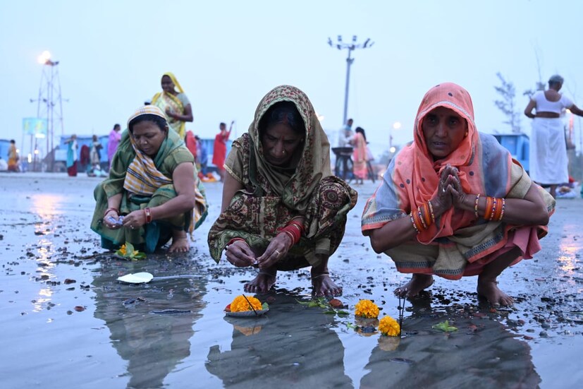 তবে অনেকের মুখেই দেখা মিলল না মাস্কের।  কারও মাস্ক সেই থুতনিতে এসে ঠেকেছে।  মাস্ক না পরার পিছনে রয়েছে বেশ কিছু অজুহাতও। 