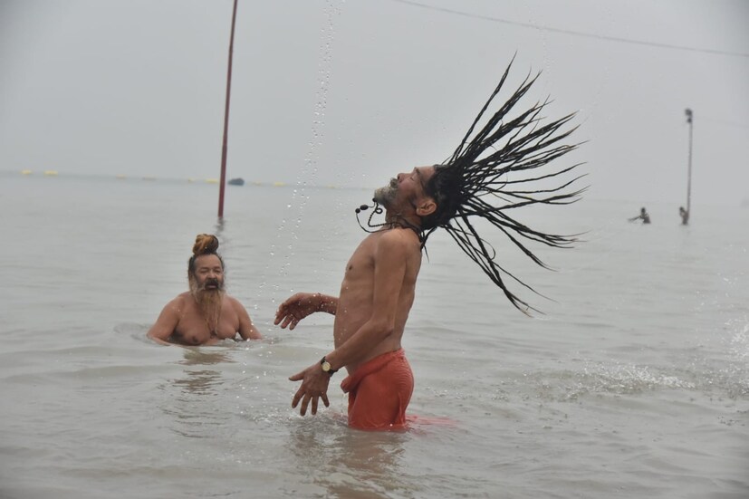 তাঁদের একটাই বক্তব্য, এই পুন্যতিথিতে গঙ্গাস্নান (Gangasagar) করলে তবেই মুক্তি মিলবে। 