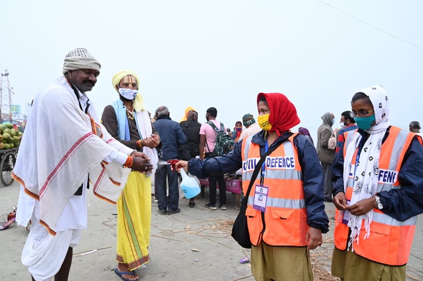 দেদার মাস্ক খুলে সামাজিক দূরত্বকে তুড়ি মেরে পুণ্যস্নানে মেতেছে মানুষ। বিভিন্ন ভাবে স্যানিটাইজ করার ব্যবস্থা করা হলেও, গঙ্গাসাগরে আসা মানুষ সেদিকে ভ্রুক্ষেপ করছেন না। 