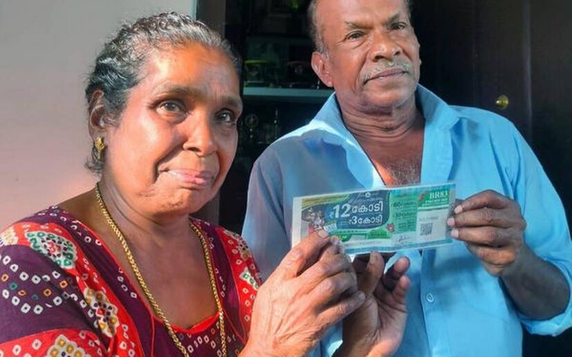 কথায় বলে ‘উপরওয়ালা যখন দেন ছপ্পর ফাটিয়েই দেন’, এবার সেই ঘটনারই সাক্ষী থাকল কেরল। পেশায় চিত্রকর সদানন্দন রবিবার সাত সক্কালে বাজারের ব্যাগ হাতে গিয়েছিলেন সবজি কিনতে। ফেরার পথে ৩০০ টাকা দিয়ে একটি লটারির টিকিট কেনেন তিনি। আর তাতেই জ্যাকপট। সদানন্দন যখন টিকিটটি কেনেন তখন লটারির ড্র হতে আর মাত্র কিছুক্ষণ দেরি। তাই টিকিট কেনার কিছুক্ষণের মধ্যেই তিনি জানতে পারেন ফলাফল। ফলে কার্যতই বাজার থেকে সবজির বদলে ব্যাগ ভরে বাড়ি আসে ১২ কোটি টাকা।