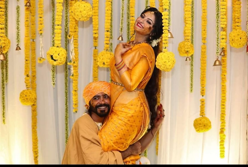 গায়ে হলুদে পরীমনি সাজেন হলুদ রঙের শাড়িতে। সঙ্গে ফুলের গয়না। অন্যদিকে রাজের পরনে হলুদ রঙের পাঞ্জাবি, ধুতি, মাথায় পাগড়ি। 'রাজপরী' ক্যাপশনে ছবিগুলো শেয়ার করেছেন খোদ পরী।