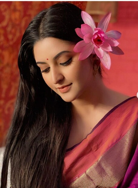 দিন কয়েক আগেই জানা গিয়েছে বাংলাদেশের বিতর্কিত অভিনেত্রী পরিমনী সন্তানসম্ভবা। ২০২১ সালের ১৭ অক্টোবর অভিনেতা শরিফুল রাজের সঙ্গে গোপনে বিয়ে করেছেন নায়িকা শুটিং সেটেই।