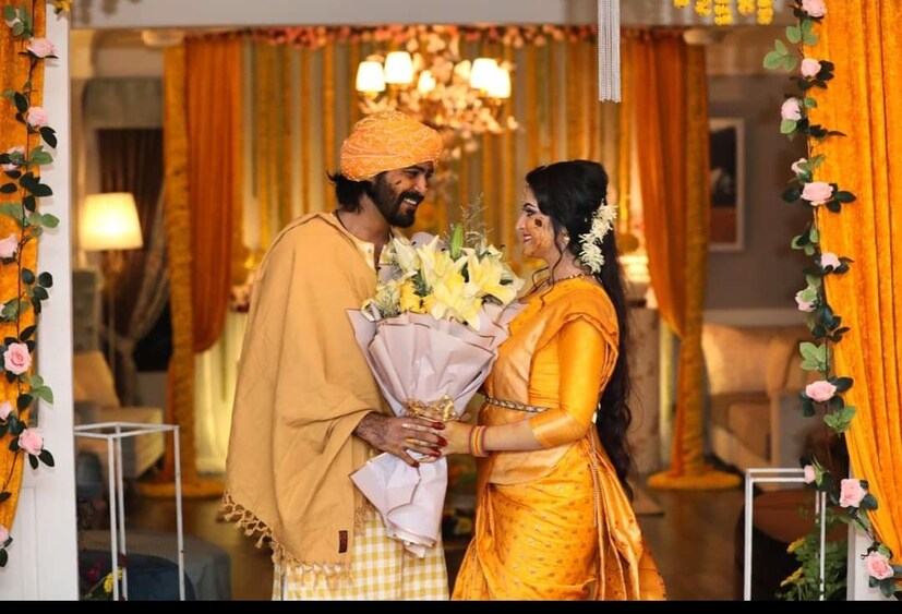 পরিবারের সদস্য ও নিকটাত্মীয়দের উপস্থিতিতে পরী ও রাজের গায়েহলুদের অনুষ্ঠান হয়। তবে ফটোসেশনে তাক লাগিয়ে দেন রাজ ও পরী।