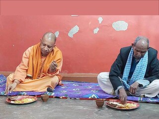 যোগী আদিত্যনাথ জানিয়েছেন, ২০২০-২১ অর্থবর্ষে তাঁর আয় ছিল ১৩ লক্ষ ২০ হাজার ৬৫৩ টাকা৷ ২০১৯-২০ অর্থবর্ষে তাঁর আয় ছিল ১৫ লক্ষ টাকারও বেশি৷ 

