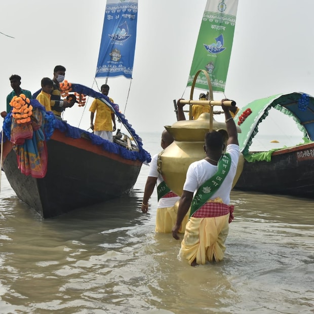 সব তীর্থ বারবার, গঙ্গাসাগর একবার। তবে আপনি একাধিকবার যেতে চাইলেও ক্ষতি নেই। করোনা পরিস্থিতিতে এবার গঙ্গাসাগর মেলার ভবিষ্যত্ অনিশ্চিত ছিল। তবে আদালত অনুমতি দিতেই যেন সাগরদ্বীপে খুশির বাতাস। 